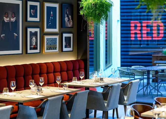 Radisson Red Hotel, Szálloda