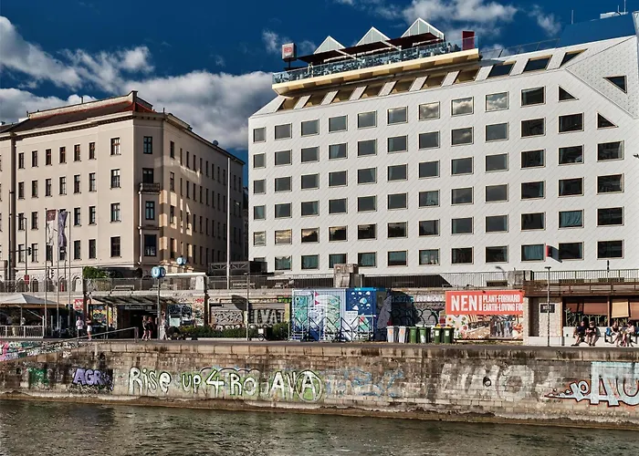 Radisson Red Hotel, Szálloda