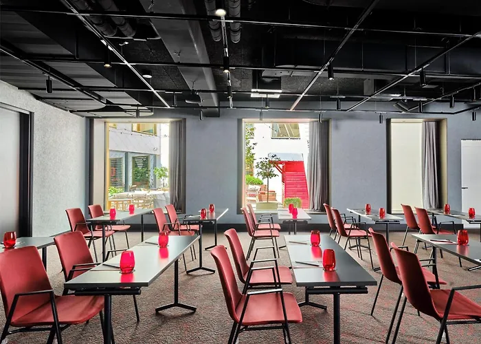 Radisson Red Hotel, Szálloda