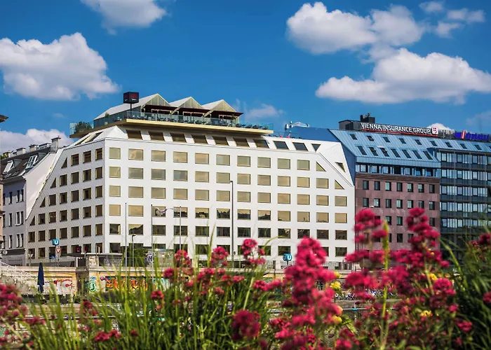 Radisson Red Hotel, Szálloda